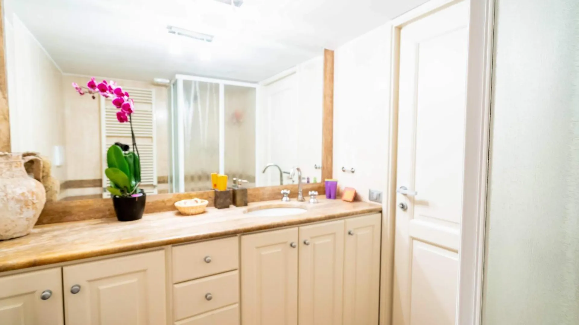 White Style Gambero Apartment Rome